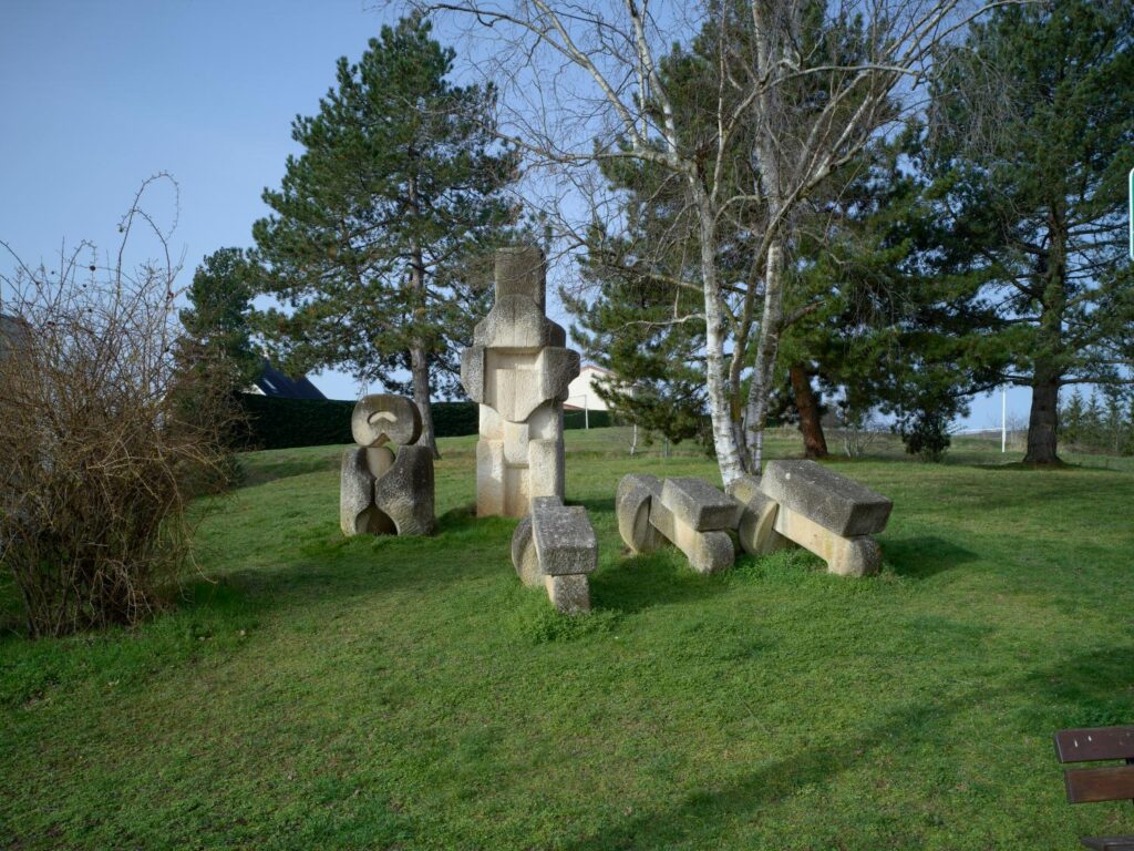 Sorbiers (42), Groupe sculpté : Paix du soir, Diem Phung Thi.
© Christian Parisey / Région Auvergne-Rhône-Alpes, IGPC, 2021