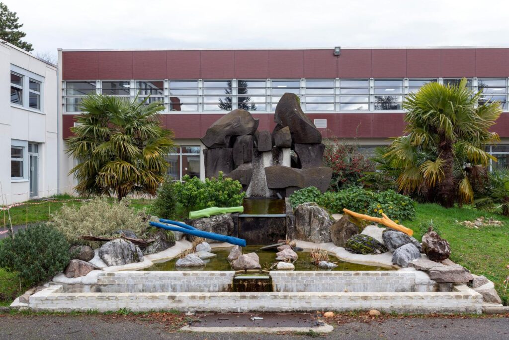 Rillieux-la-Pape (69), Sculpture-fontaine, Patrick Verchère.
© Michel Pérès / Région Auvergne-Rhône-Alpes, IGPC, 2021