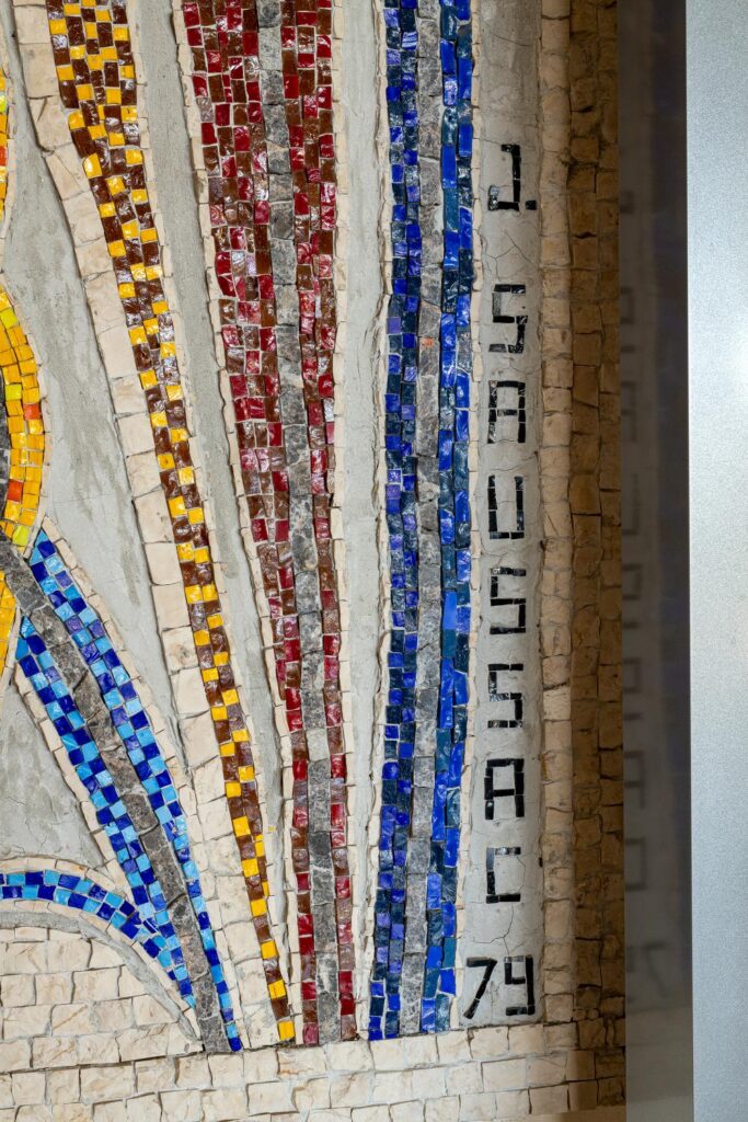 Aubenas (07), Revêtement mural, mosaïque : Les Saisons, signature de Jean Saussac, [1979].
© Michel Pérès / Région Auvergne-Rhône-Alpes, IGPC, 2020