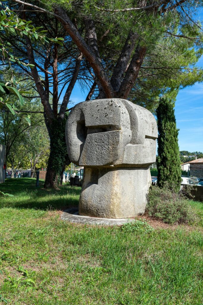 Aubenas (07), Sculpture : Imbrication, Aglaé Libéraki.
© Michel Pérès / Région Auvergne-Rhône-Alpes, IGPC, 2020