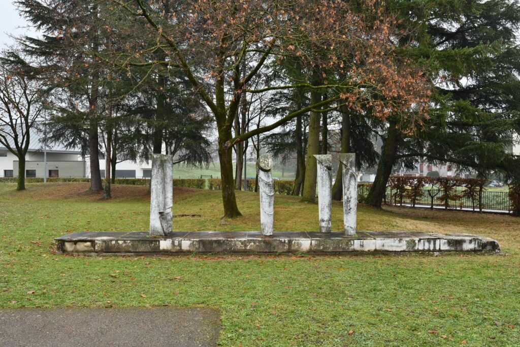 Annemasse (74), Groupe sculpté : Promenade du dimanche, Michèle Goalard.
© Thierry Leroy / Région Auvergne-Rhône-Alpes, IGPC, 2021